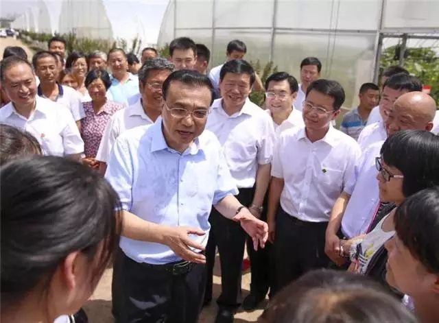 李克強(qiáng)總理冒酷暑考察陜西羊乳產(chǎn)業(yè)鏈，精準(zhǔn)扶貧項(xiàng)目